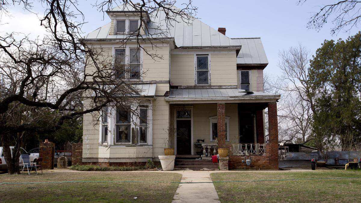 Samuels Avenue, a walkable residential area just northeast of downtown Fort Worth, looks like it is quickly becoming one of the city's hottest neighborhoods. A handful of homes on Samuels Avenue are in danger of being mowed down in the name of progress.