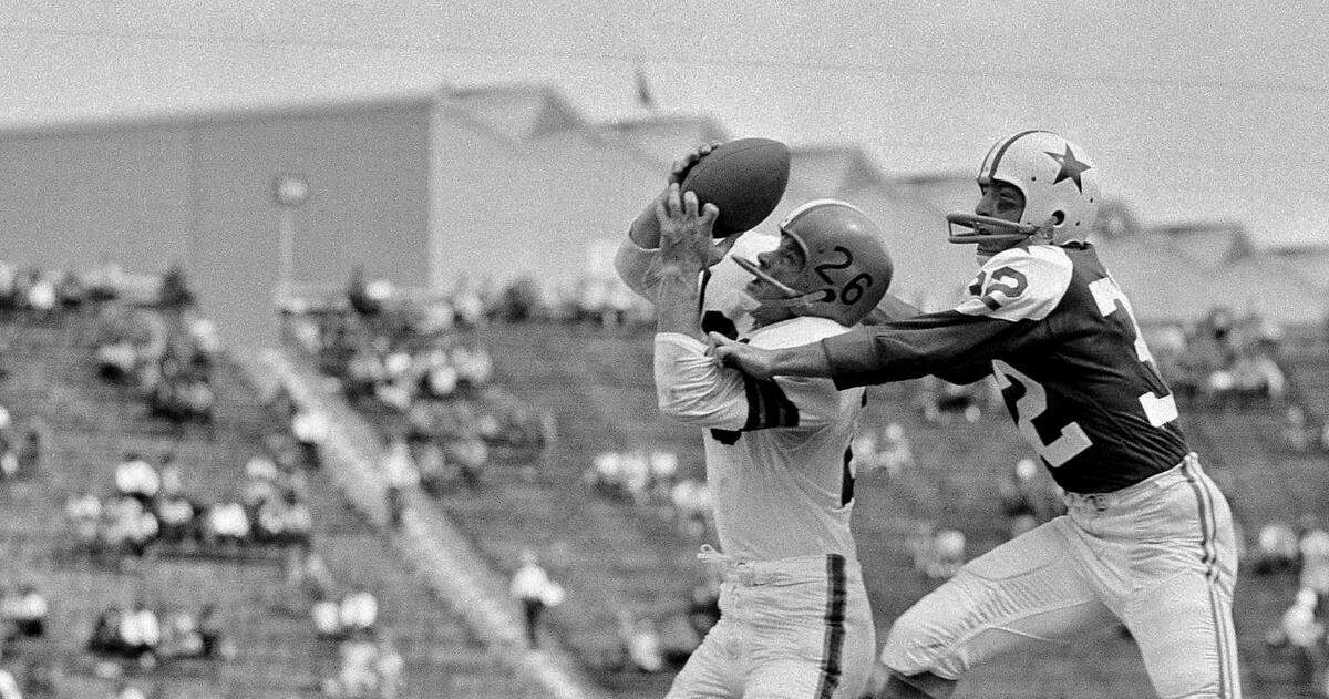 In 1960, Cleveland Browns receiver Ray Renfro, left, catches a pass against the Dallas Cowboys’ Tom Franckhauser in a game at the Cotton Bowl.