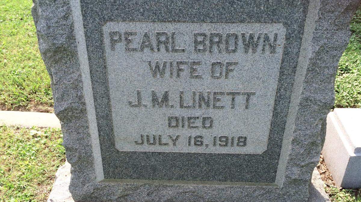 Pearl Brown Linett died four days after her husband shipped out for World War I. She is buried at Emanuel Hebrew Rest in Fort Worth.