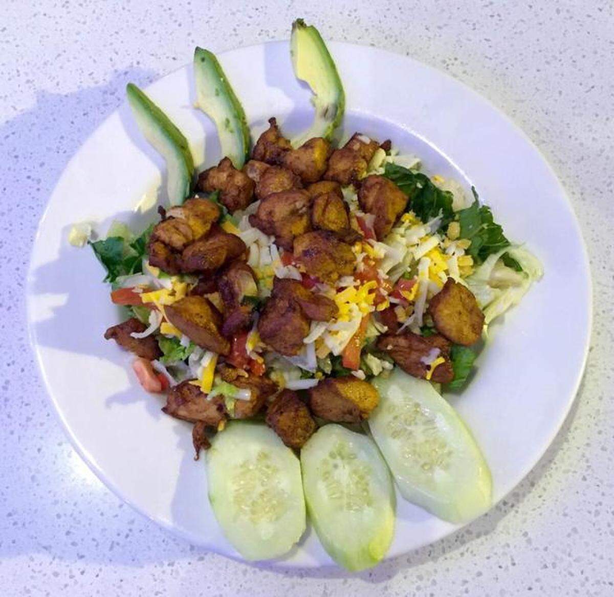 La Ensalada Diablo de Río Mambo incluye pollo en salsa de chile y ajo.