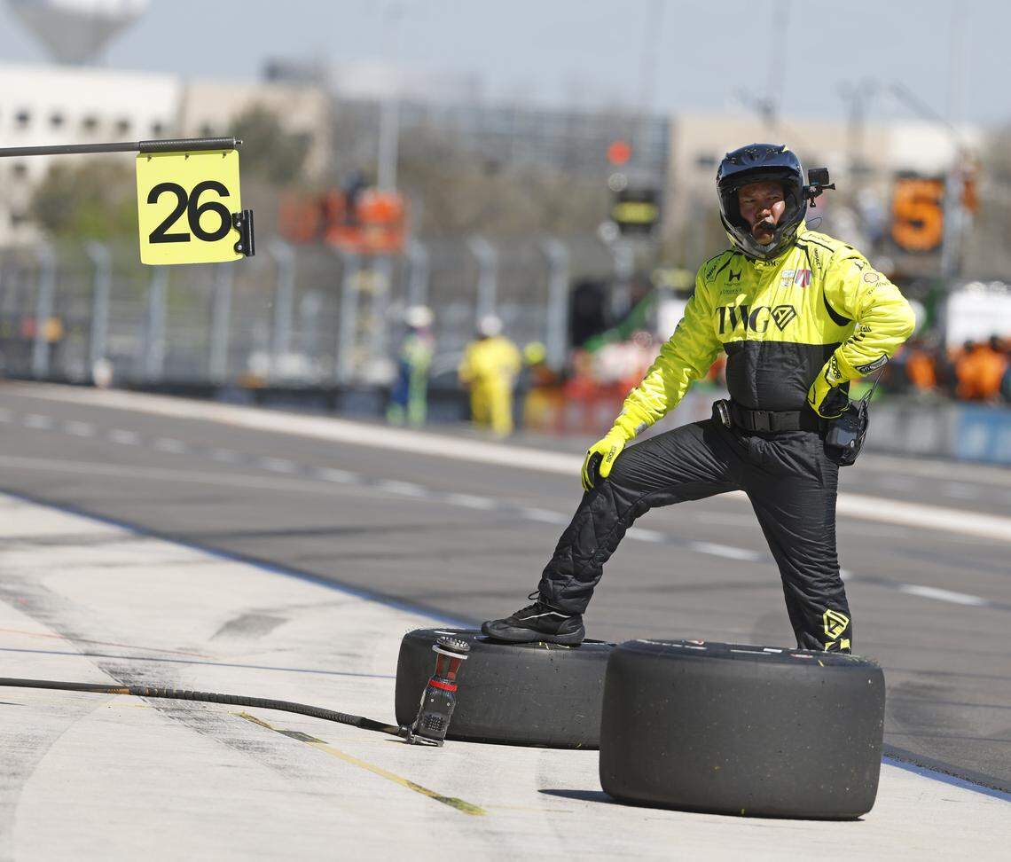 A pit crew member waits to make a tire change on an Andretti car driven by Will Power (26) during the inaugural Java House Grand Prix of Arlington in Arlington, Texas, Sunday, March, 15, 2026.