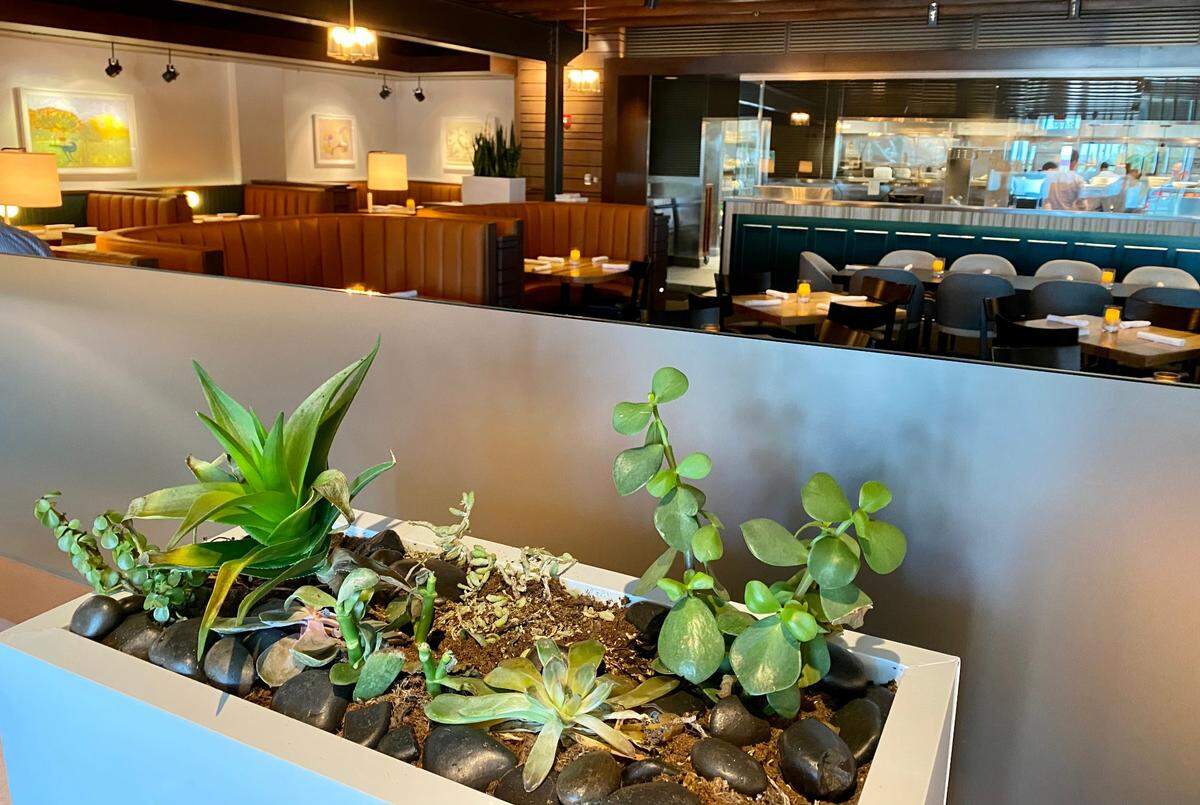Towne Grill is a contemporary neighborhood grill in Alliance Town Center.