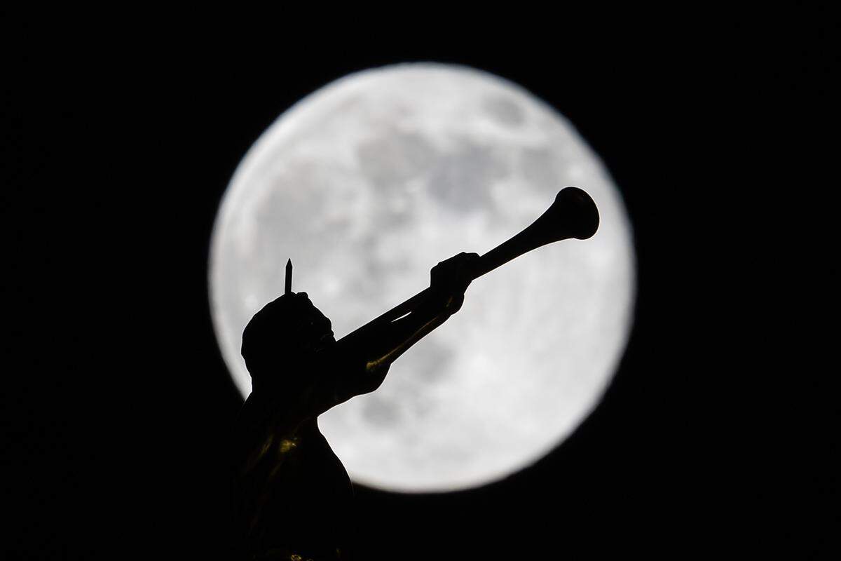 A statue of the Angel Moroni is seen as the Beaver Super Moon rises behind at the Dallas Texas Temple in Dallas on Wednesday, Nov. 5, 2025.