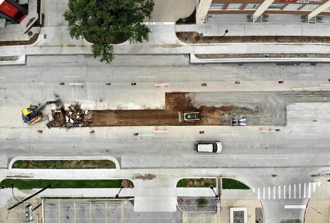 Traffic flows from on West 7th Street from downtown to the Cultural District on Tuesday, August 30, 2022. New bike lanes and medians on Seventh Street have made it narrower.