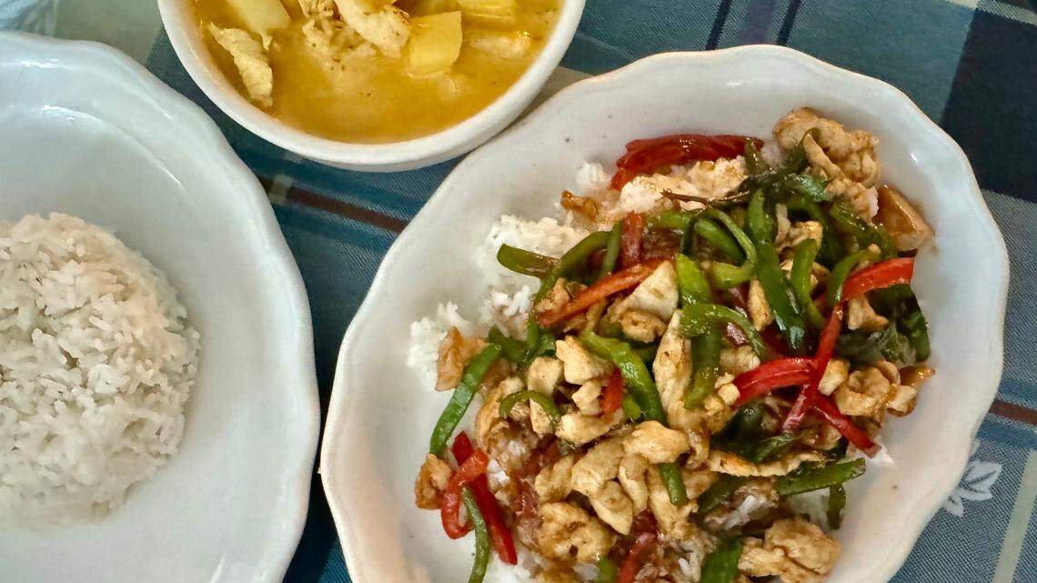 Shaken by blast, a Fort Worth restaurant owner returns with $5-$8 burgers, Thai lunches