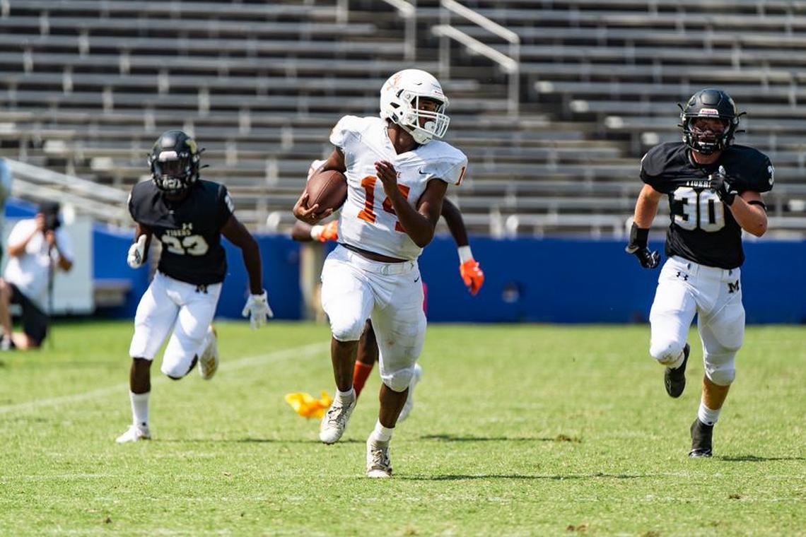Bowie Volunteer #14 Drevvon Ponder runs the ball downfield.