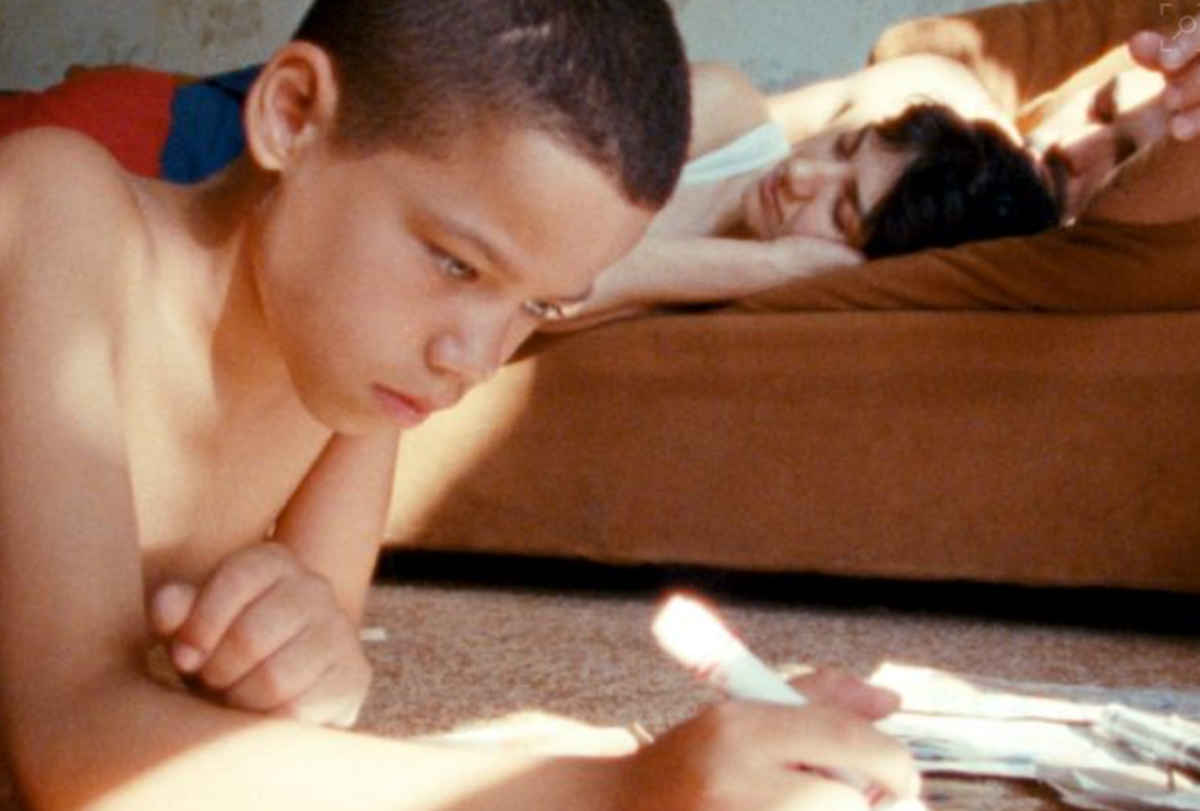 Jonah (Evan Rosado) en una escena de “We the Animals”.