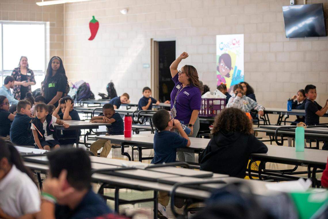 La coordinadora in situ de Clayton Youth Enrichment, China Victores, reúne a los estudiantes de South Hills Elementary, el 12 de octubre, en Fort Worth.
