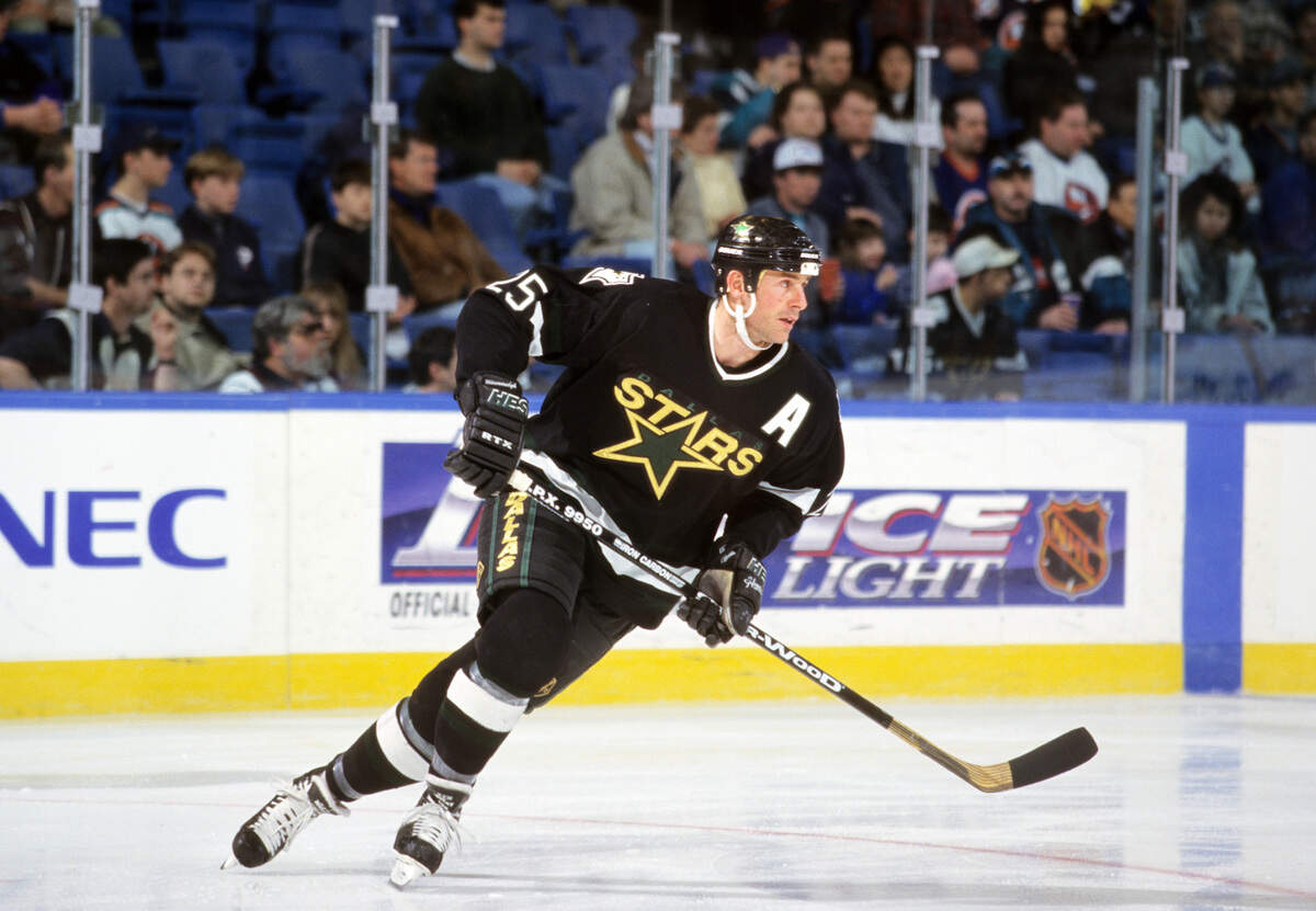 Center Joe Nieuwendyk (25) led the Dallas Mavericks to the 1999 Stanley Cup title.