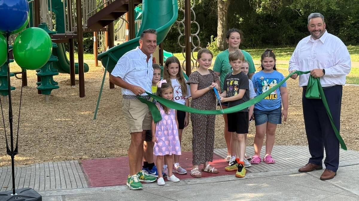 Community children alongside District 3 Councilmember Micheal Crain and Davis Lewis cut the ribbon for Oakmont Park.
