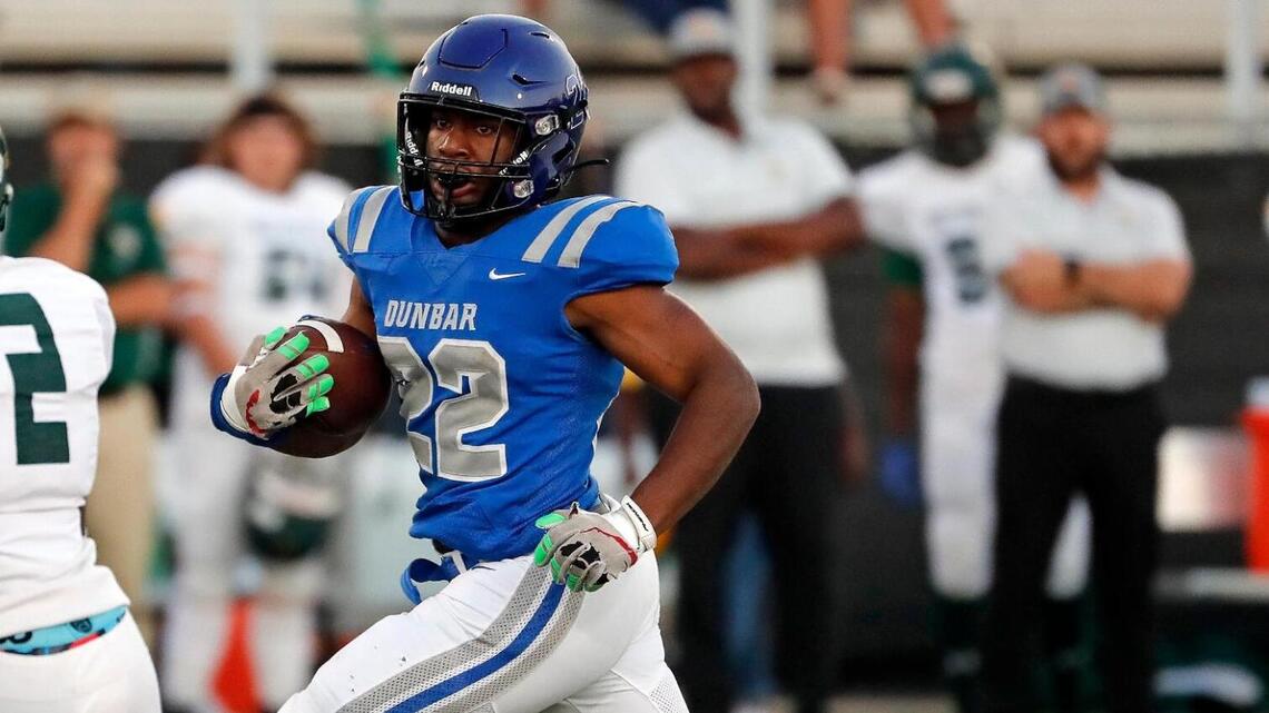 Fort Worth Dunbar picks up big victory over Lake Worth to stay in district title race