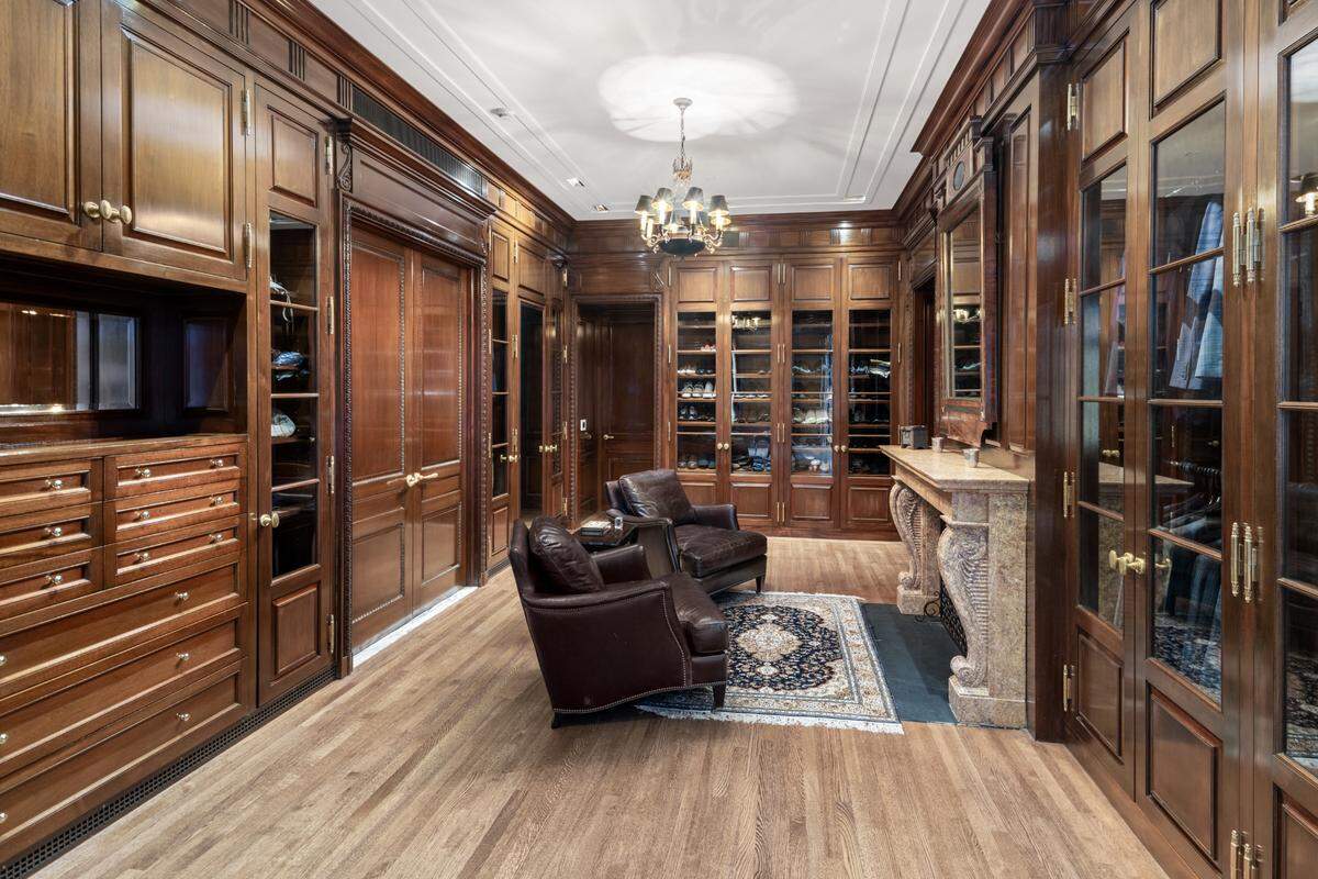 The high quality and lasting materials of his dressing room in the Crespi Estate boast long lasting class and sophistication.