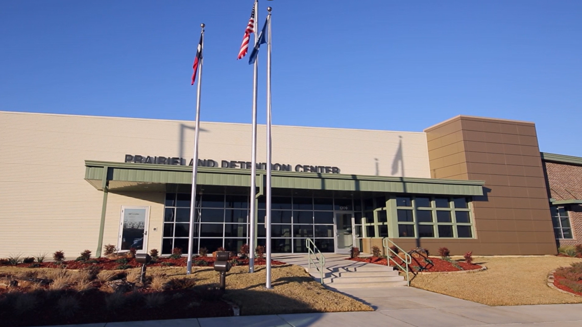 A T-shirt caused a mistrial in Fort Worth. What to know about court dress codes