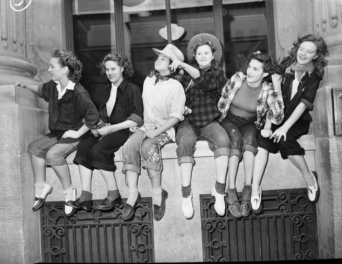 March 5, 1947: Southwestern Exposition and Fat Stock Show visitors Earline Vaughan, Glenda Anderson, Dorothy Burgess, Barbara Guthrie, Betty Neil Marlow and Pearl Kemp.