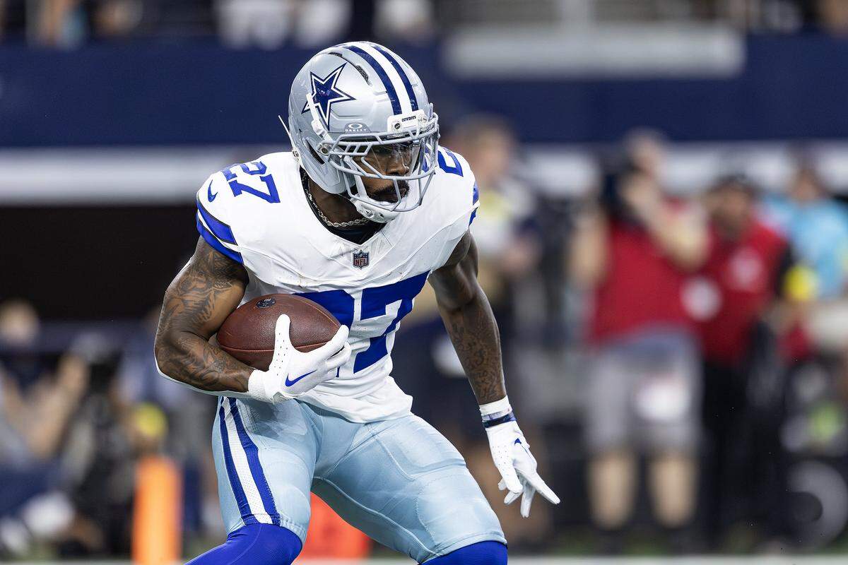 Cowboys running back Miles Sanders (27) rushes up field in the first half of an NFL preseason game between the Dallas Cowboys and the Baltimore Ravens at AT&T Stadium in Arlington on Saturday, Aug. 16, 2025,