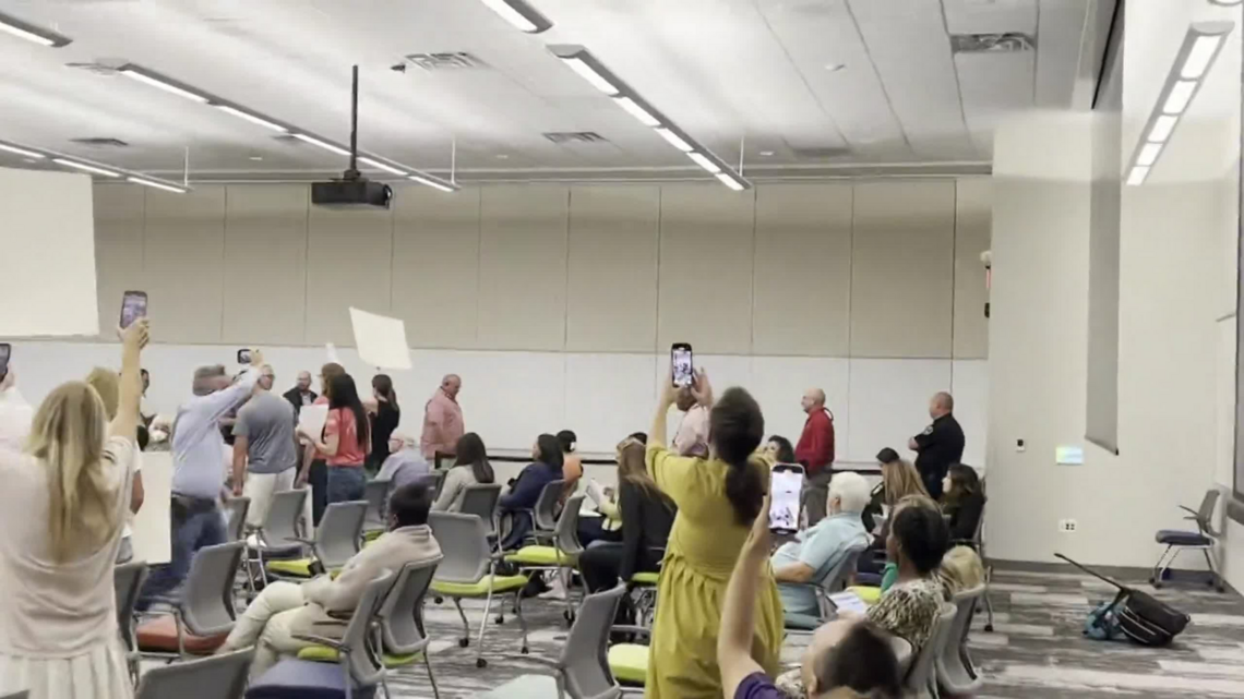 Ignore the drama at Fort Worth school board meeting. Pay attention to kids’ needs | Opinion