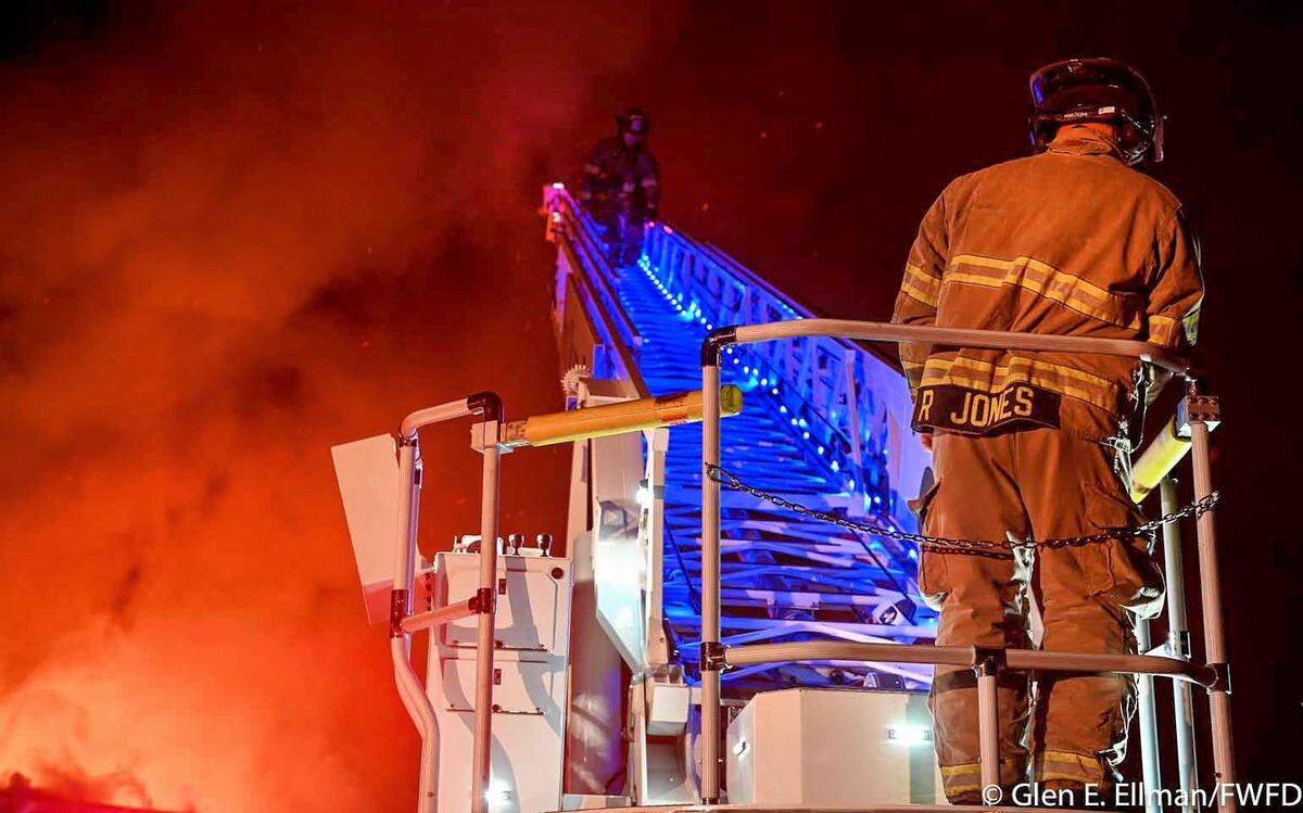 Fort Worth firefighters responded to a warehouse fire in the 600 block of North Throckmorton Street Wednesday night, where there was heavy smoke and fire coming through the roof. 