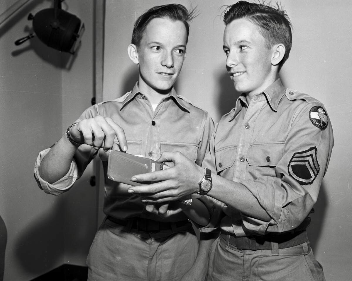 Larry Griffin, left, and his twin, Gerry, received Eagle Scout awards in 1951 at a court of honor of the Yucca District of the Longhorn Council, Boy Scouts. (UT Arlington Special Collections)