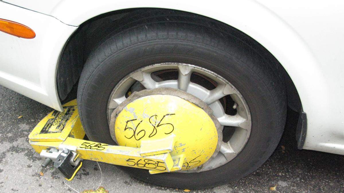 A yellow car boot on a car wheel in Chicago in 2008.