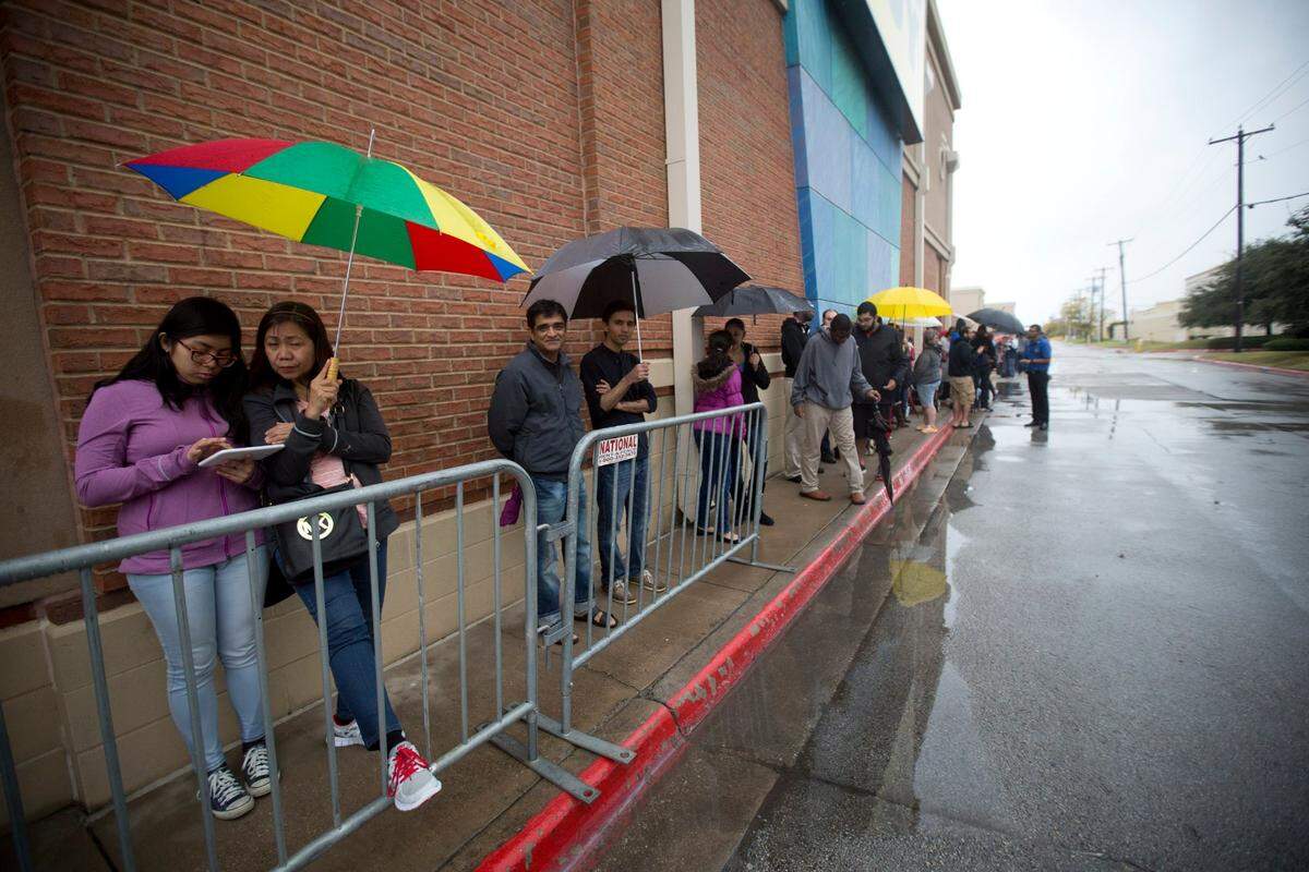 2015: Shoppers line up at Best Buy for deals on Black Friday at North East Mall in Hurst on Thursday, November 26, 2015.