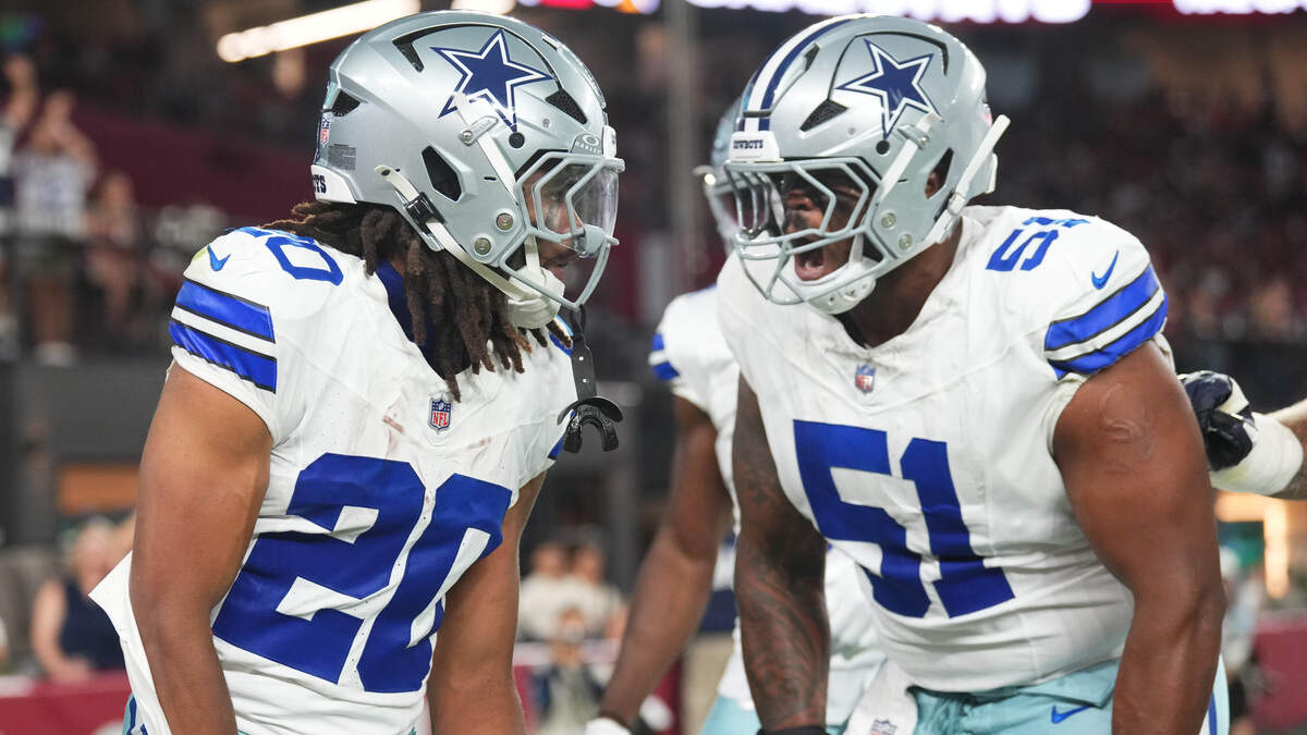 Dallas Cowboys running back suffers hip injury, carted off practice field