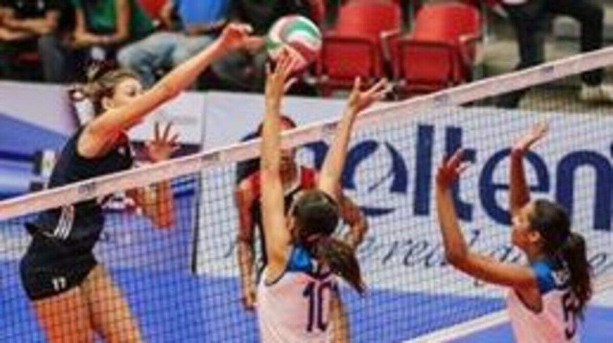 Mansfield's Molly Phillips (left) goes for a kill attempt.