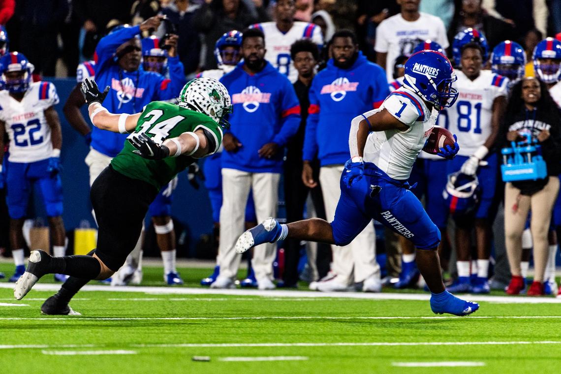 Trysten Smith (1) races past Dragon defenders to score a touchdown for Duncanville during the 6A State Quarterfinal at McKinney ISD Stadium on December 7, 2019. Photo: Matt Smith (Special to the Star-Telegram).