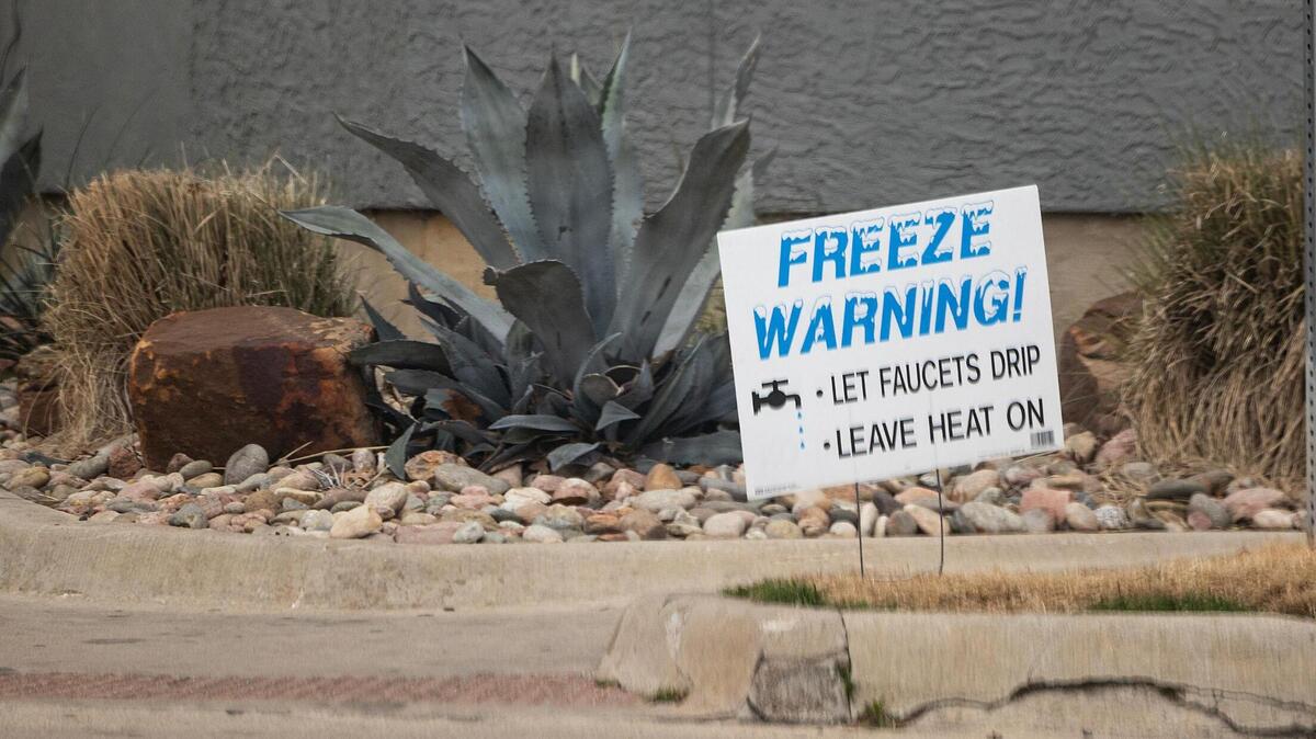 A sign warning apartment residents to take precautions during subzero wind chills and cold temperatures is planted at the corner of Bledsoe and Currie Street in Fort Worth on Feb. 19, 2025.