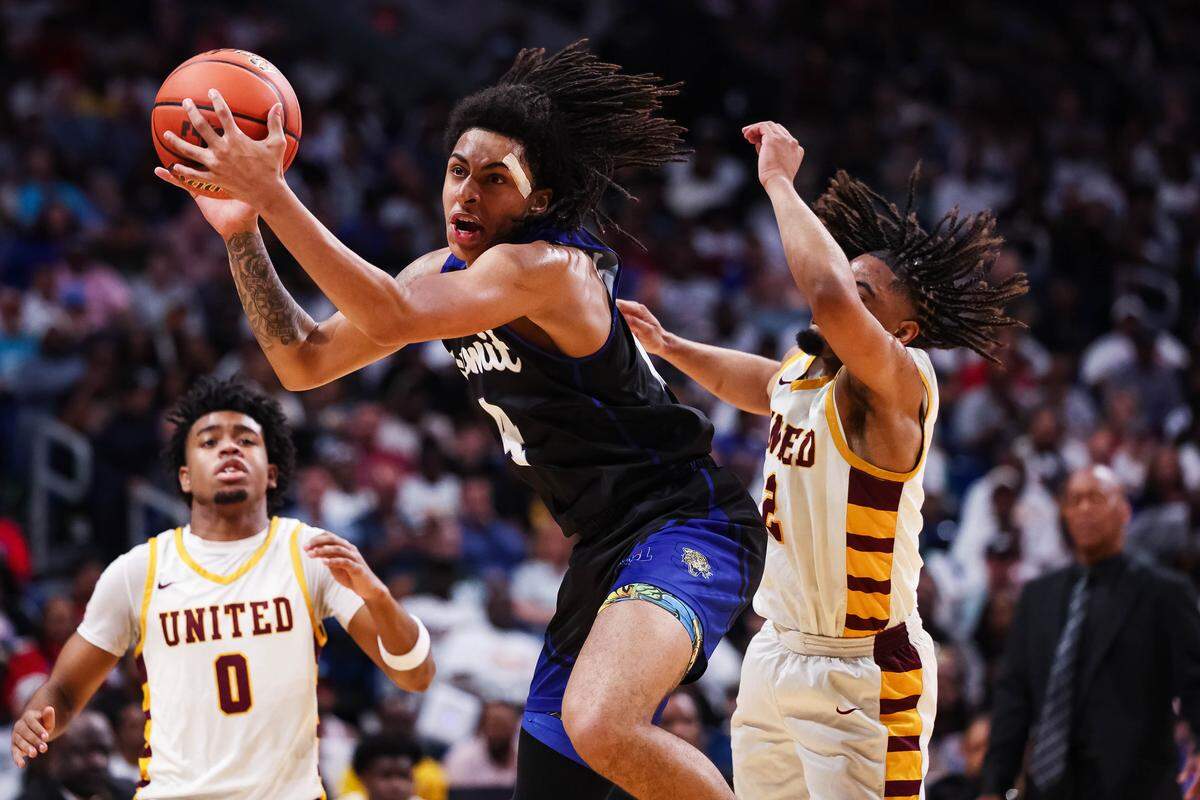Mansfield Summit guard Jaxon Sneed (4) grabs the ball over a collapsing Beaumont United defender in the Class 5A Division II state championship at The Alamodome in San Antonio, Texas, March 14, 2026.