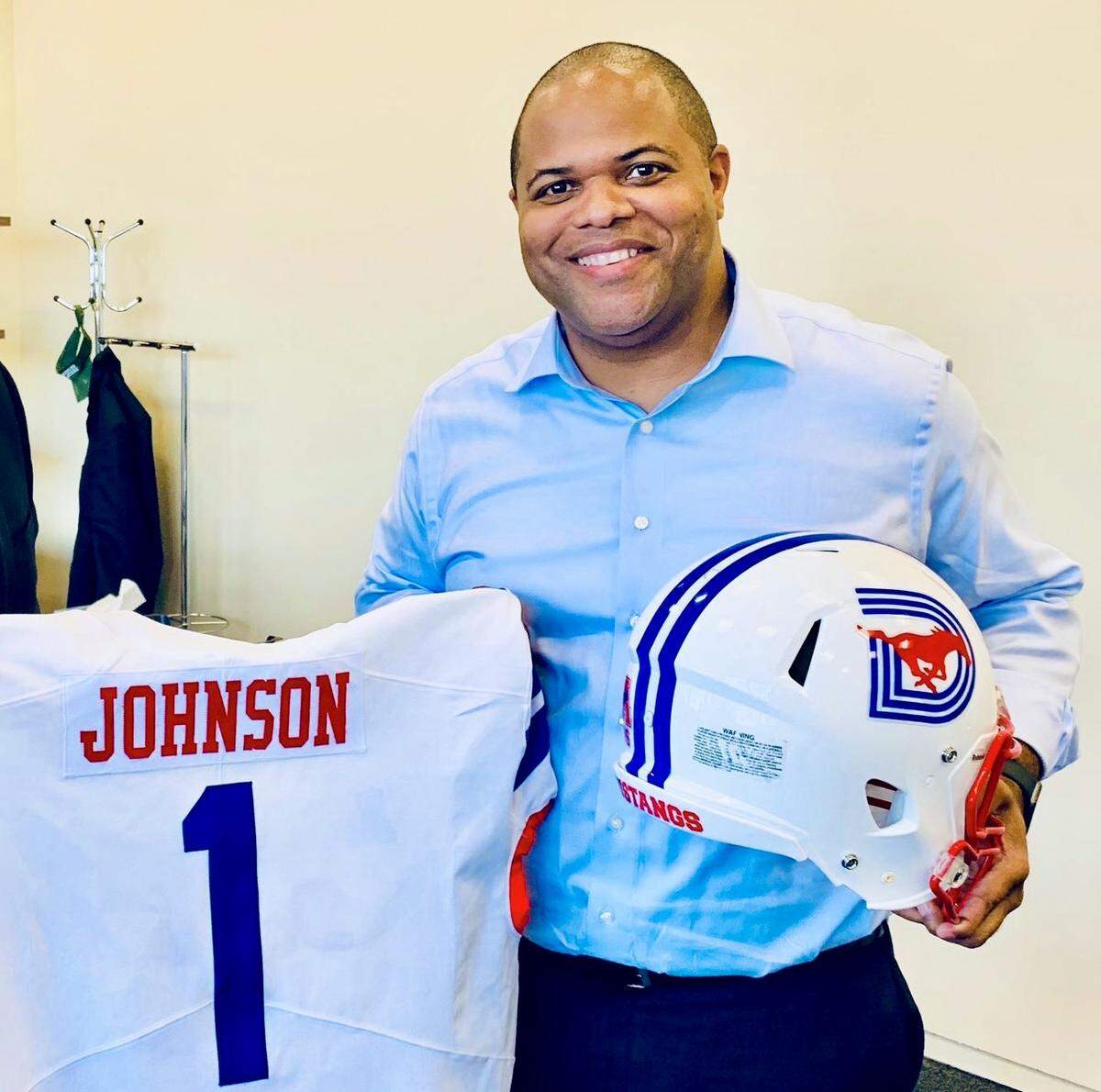 Dallas Mayor Eric Johnson shows off Dallas’ emblem on SMU’s jerseys and helmet.