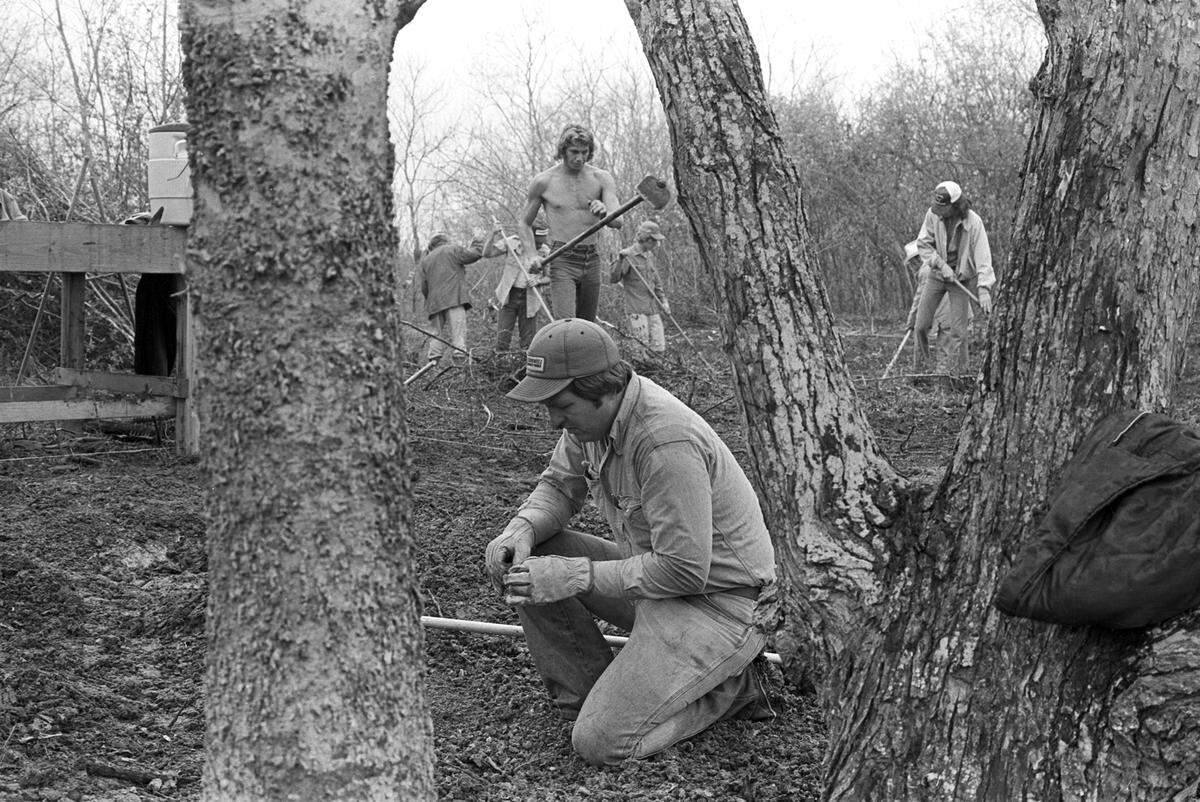 Fort Worth police Sgt. John Ratliff, foreground, and a crew of jail inmates spent days in 1981 digging in an area near oil fields south of Houston for the remains of Rachel Trlica, 17; Lisa Renee Wilson, 14; and Julie Ann Moseley, 9. Previous discovery of bone fragments led investigators to the spot. The girls disappeared on Dec. 23, 1974, while Christmas shopping at Seminary South shopping center in Fort Worth.