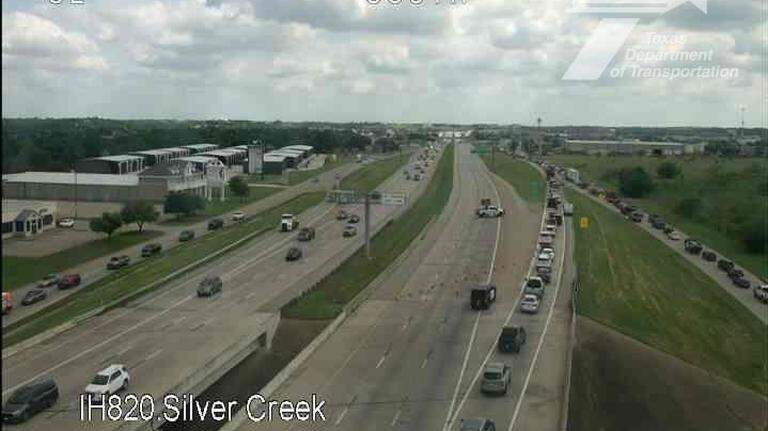 Fatal rollover crash closes all southbound lanes of Loop 820 in west Fort Worth