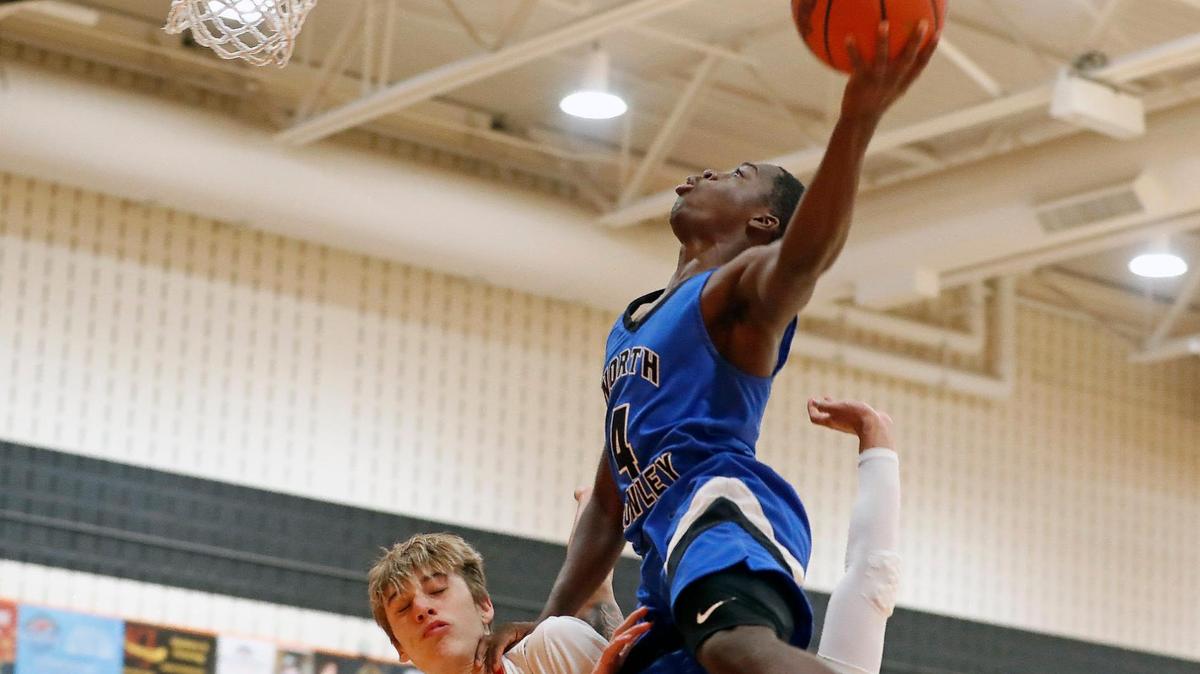 North Crowley guard Remon Tuck (4) attempts to get over the top on Haltom guards Brycen Fears (20) and Johnny Smith-Rider (0) during a District 3-6A Bi-district basketball game at Haltom High School in Haltom City, Texas, Friday, Feb. 12, 2021. North Crowley defeated Haltom 55-45. (Special to the Star-Telegram Bob Booth)