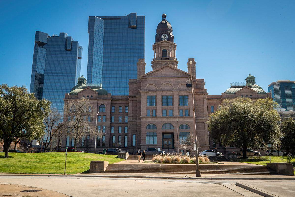 A $40 million plan to save Heritage Plaza in downtown Fort Worth would expand the park to include a riverfront landing and fountains on the Tarrant County Courthouse lawn.