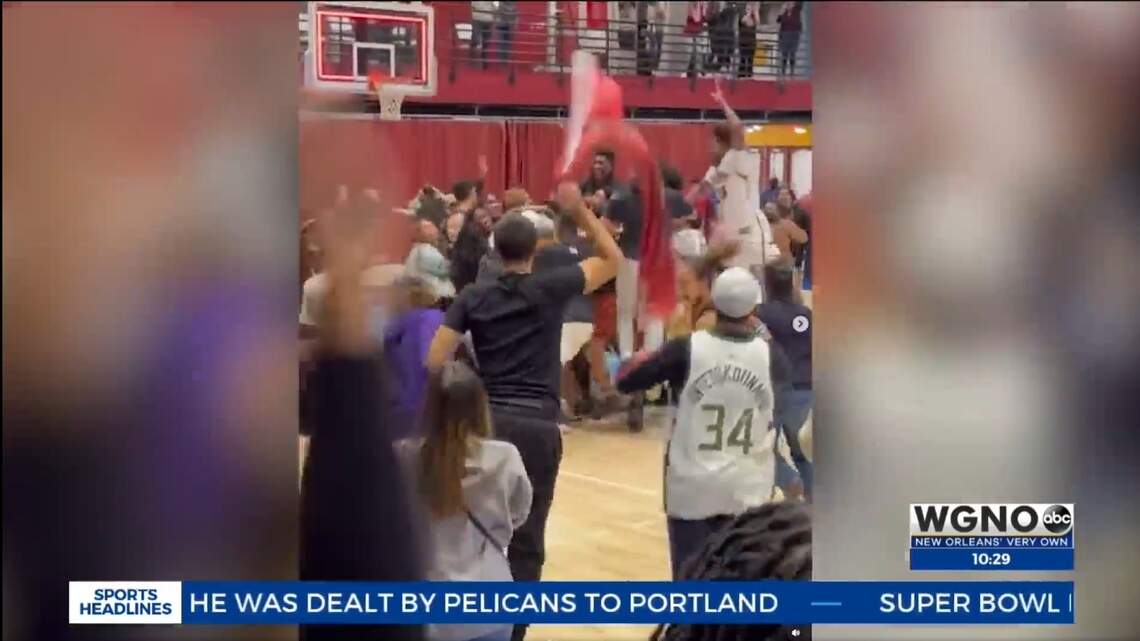 Team manager from Fort Worth hits buzzer-beating 3-pointer for college basketball team