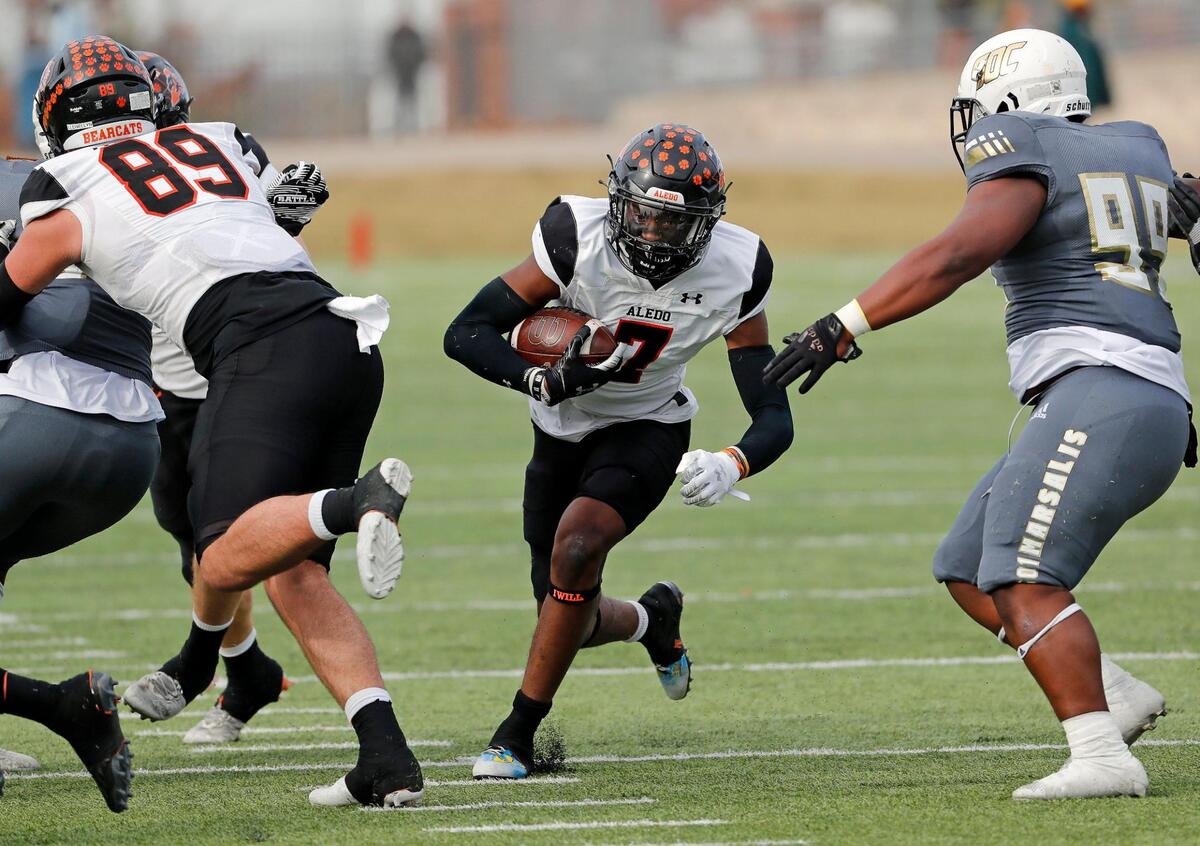 Aledo safety Bryan Allen (7) finds the gap during a high school Class 5A Division 2 Regional football game at Newsom Stadium in Mansfield, Texas, Friday Nov. 26, 2021. South Oak Cliff led 27-14 at the half. (Special to the Star-Telegram Bob Booth)