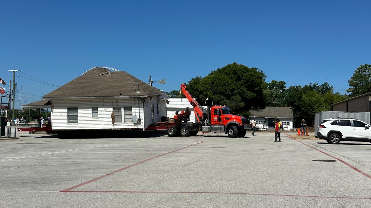 The Winfrey home is directed into its new location on 619 S. Church St. in Grapevine on Tuesday.