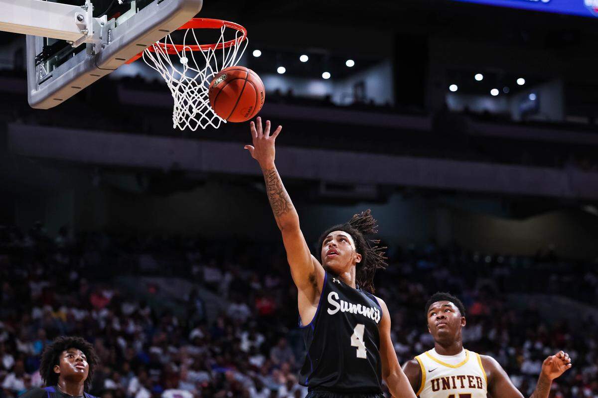 Mansfield Summit guard Jaxon Sneed (4) goes up for a layup as a Beaumont United defender watches from behind in the Class 5A Division II state championship at The Alamodome in San Antonio, Texas, March 14, 2026.