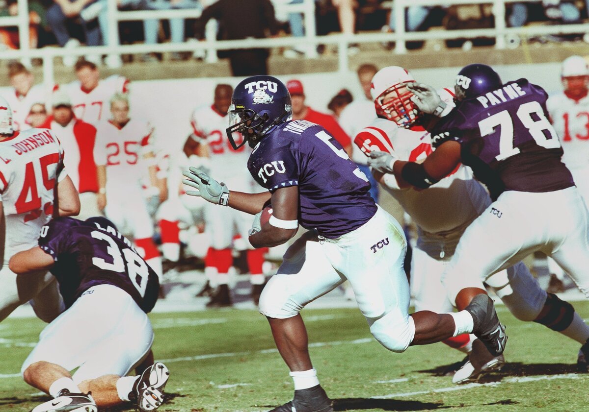 TCU’s LaDainian Tomlinson rushed for 125 yards against SMU to clinch the NCAA Division I­A rushing title on November 26, 1999 in Amon Carter Stadium.