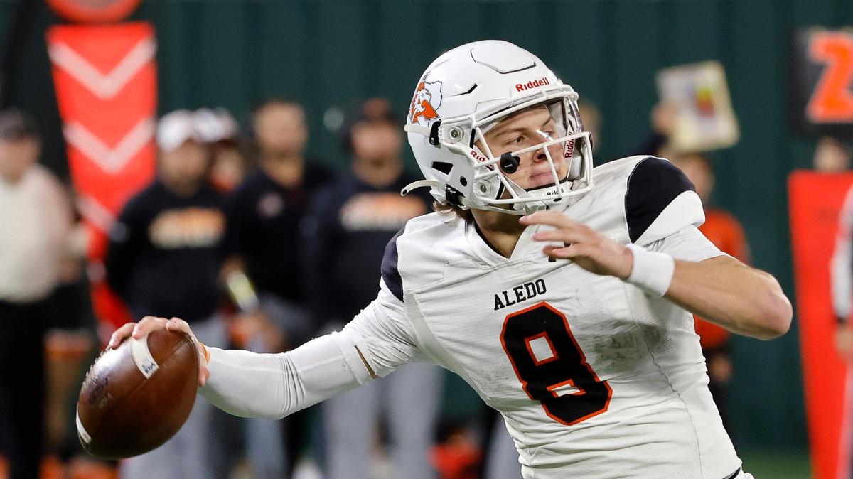 Aledo quarterback Hauss Hejny (8) tosses a long completion in the first half of a Conference 5A Division 1 UIL Regional football playoff game at Choctaw Stadium in Arlington earlier this season.