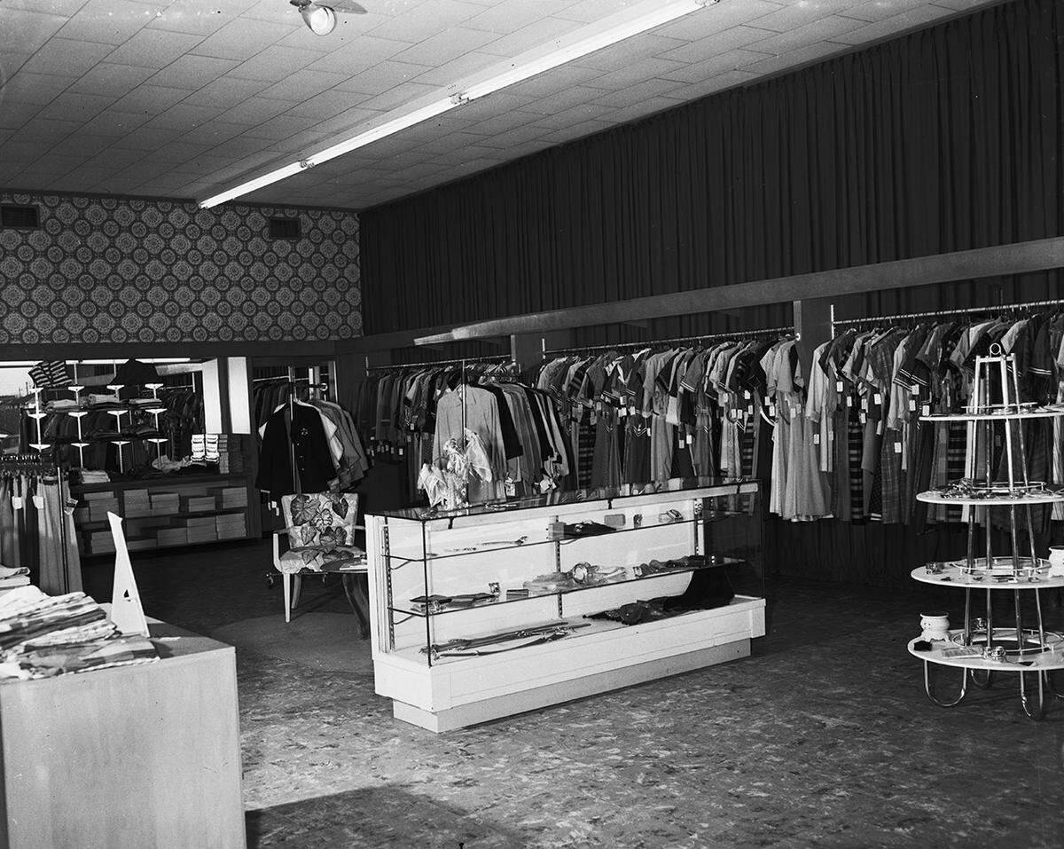 Jan. 25, 1952: Interior view of David B. Mindlin’s suburban store located at 2609 W. Berry, which had women’s sportswear along with casual clothes and featured handbags, lingerie, hosiery and costume jewelry.