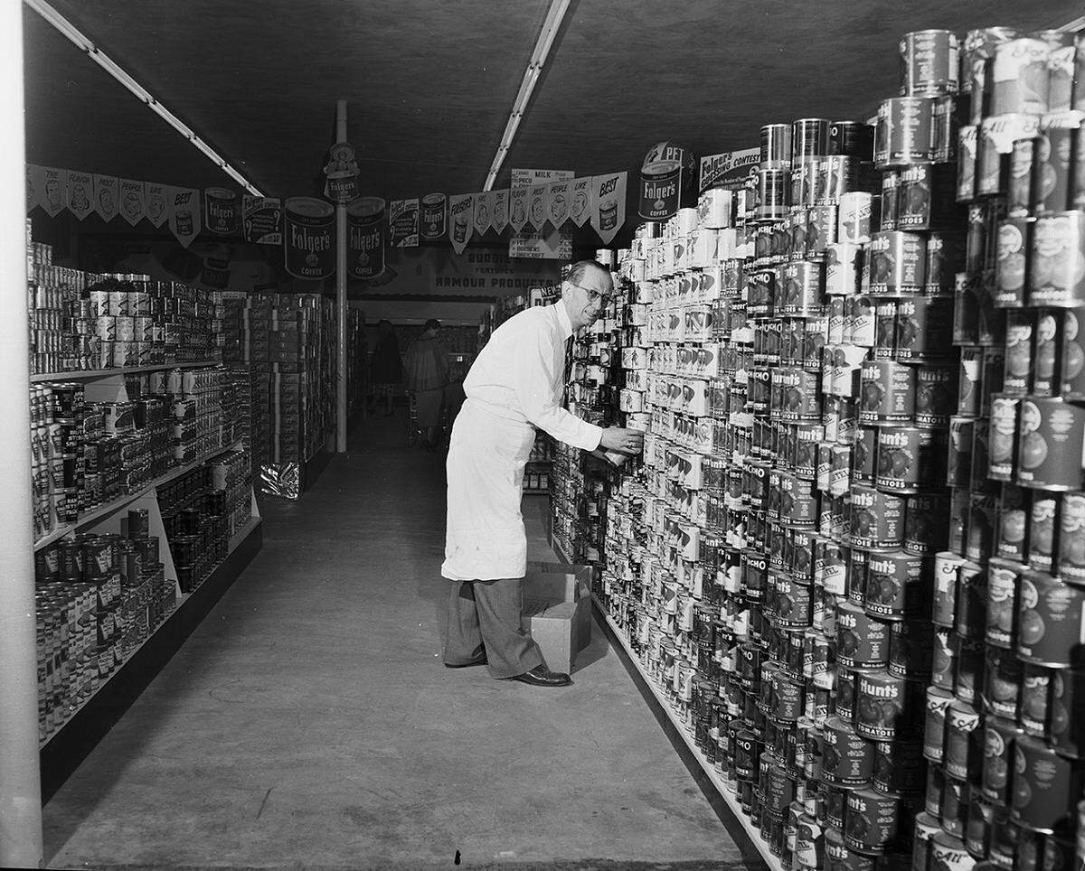 Dec. 18, 1952: Bill O’Brient, groceries manager, in the new Buddies Super Market No. 3. O’Brient is shown here completing a display of canned goods for the formal opening of the store at 6825 Camp Bowie Blvd.