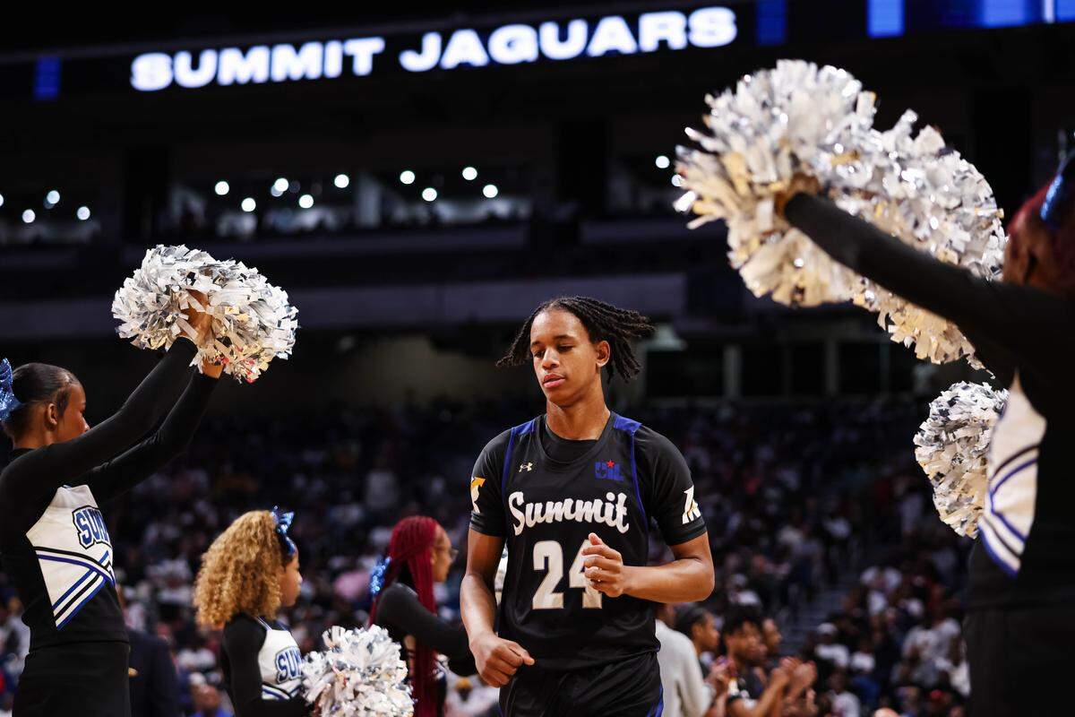 Mansfield Summit guard Joseph Creal III (24) runs through the starting lineup tunnel before the Class 5A Division II state championship against Beaumont United at The Alamodome in San Antonio, Texas, March 14, 2026.