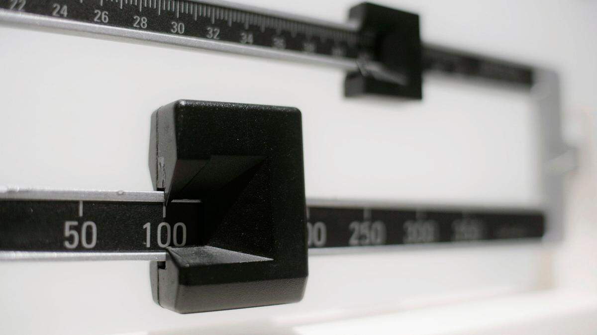 A study of 300 obese/overweight people found the 5:2 diet did not negatively impact nutritional intake or physical activity and 28 percent met the goal of weight loss of at least 5% of starting body weight.