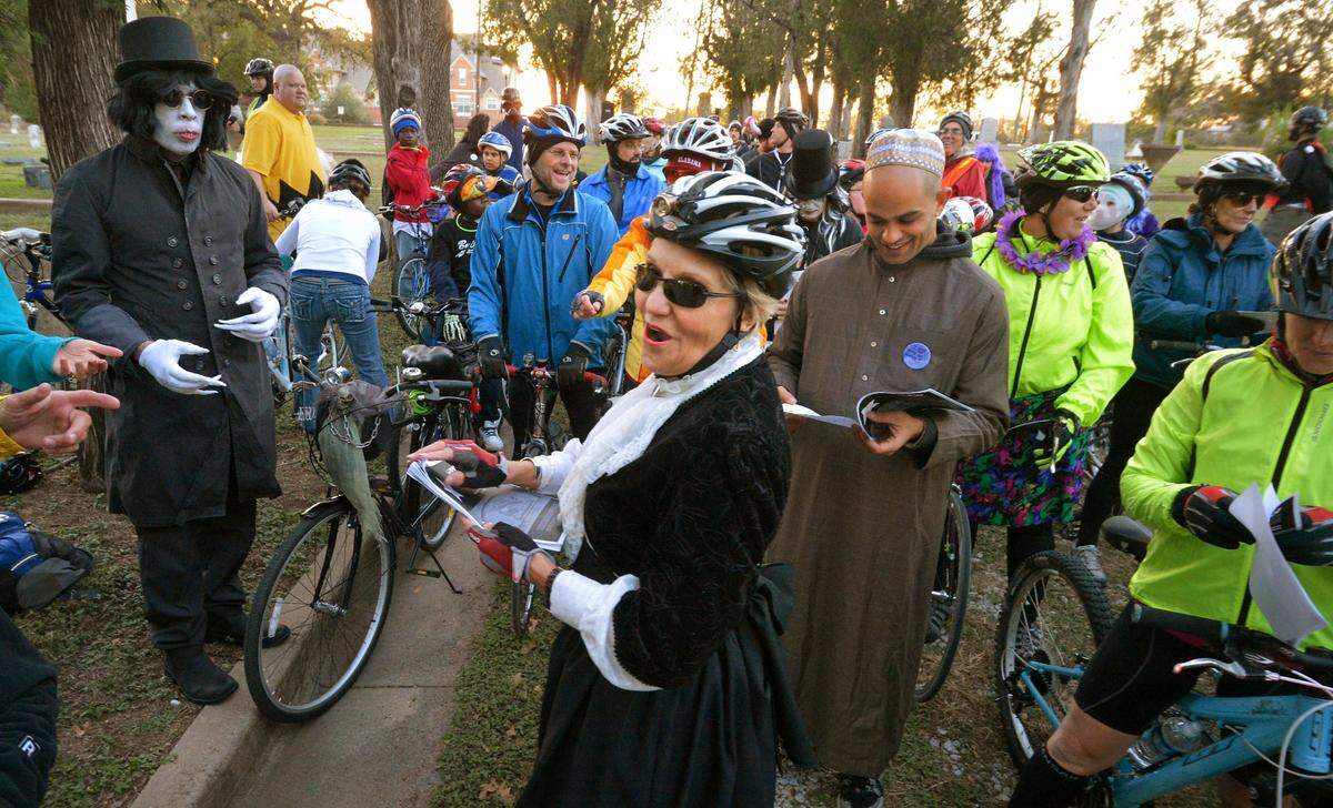 2012: Fort Worth Mayor Betsy Price hands out historical information about Pioneer’s Rest Cemetery, the end of her 2012 bike-ride series.