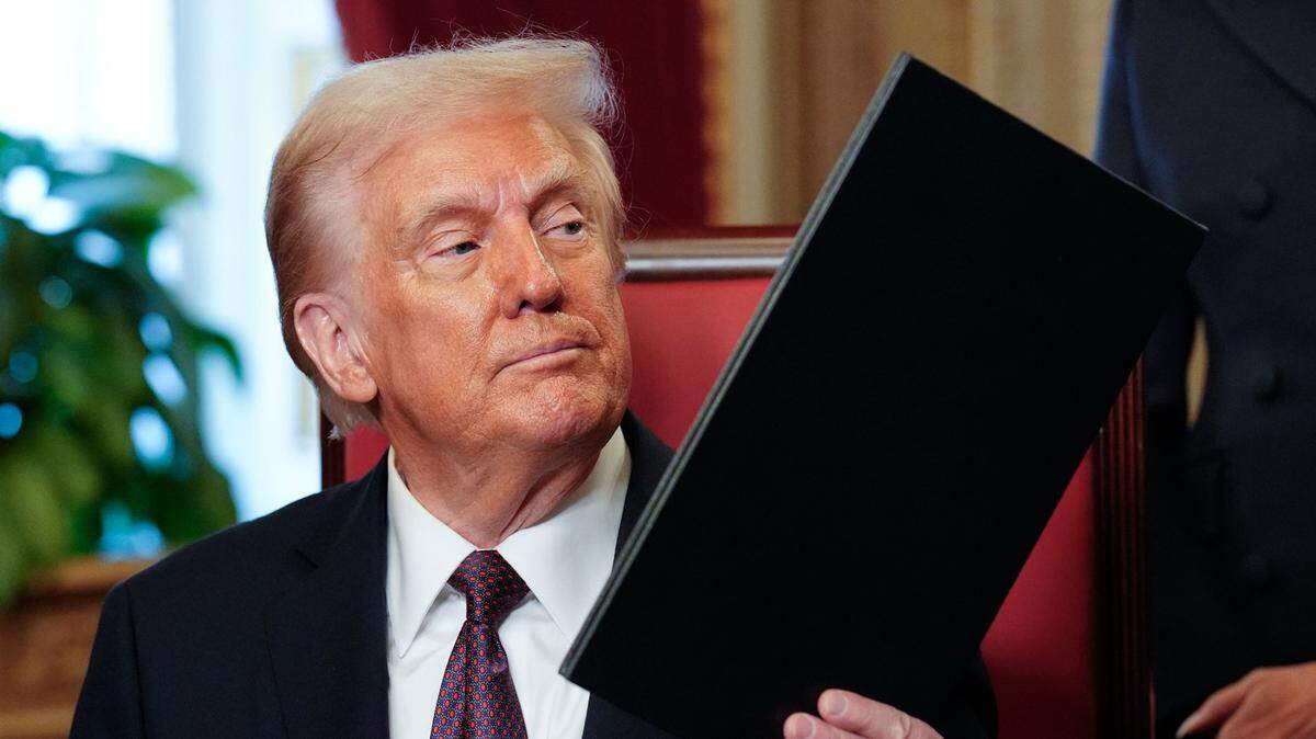 Jan 20, 2025; Washington, DC, USA; Newly sworn-in President Donald Trump takes part in a signing ceremony in the President’s Room following the 60th inaugural ceremony on January 20, 2025, at the US Capitol in Washington, DC. Trump became the 47th president of the United States in a rare indoor inauguration ceremony. (Photo by Melina Mara /The Washington Post)Mandatory Credit: Melina Mara-Pool via Imagn Images