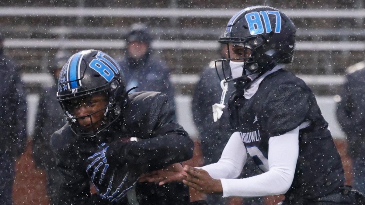 North Crowley running back Cornelius Warren (1) and the Panthers will face Duncanville in the state semifinals.