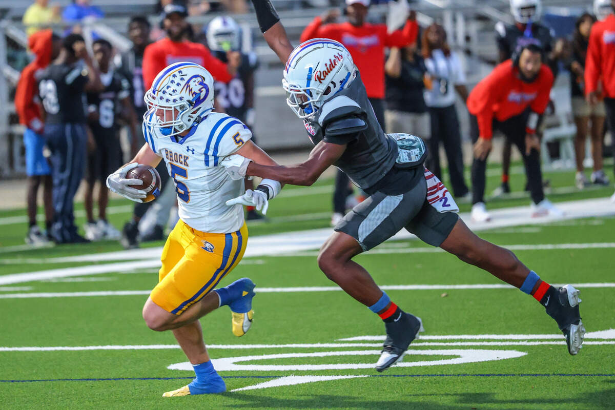 Brock’s Braeden Ray (5) gets around the defense to score the first touchdown in the Eagles’ victory over Fort Worth Southwest on Thursday, Sept. 18, 2025 at Scarborough-Handley Field in Fort Worth, Texas.