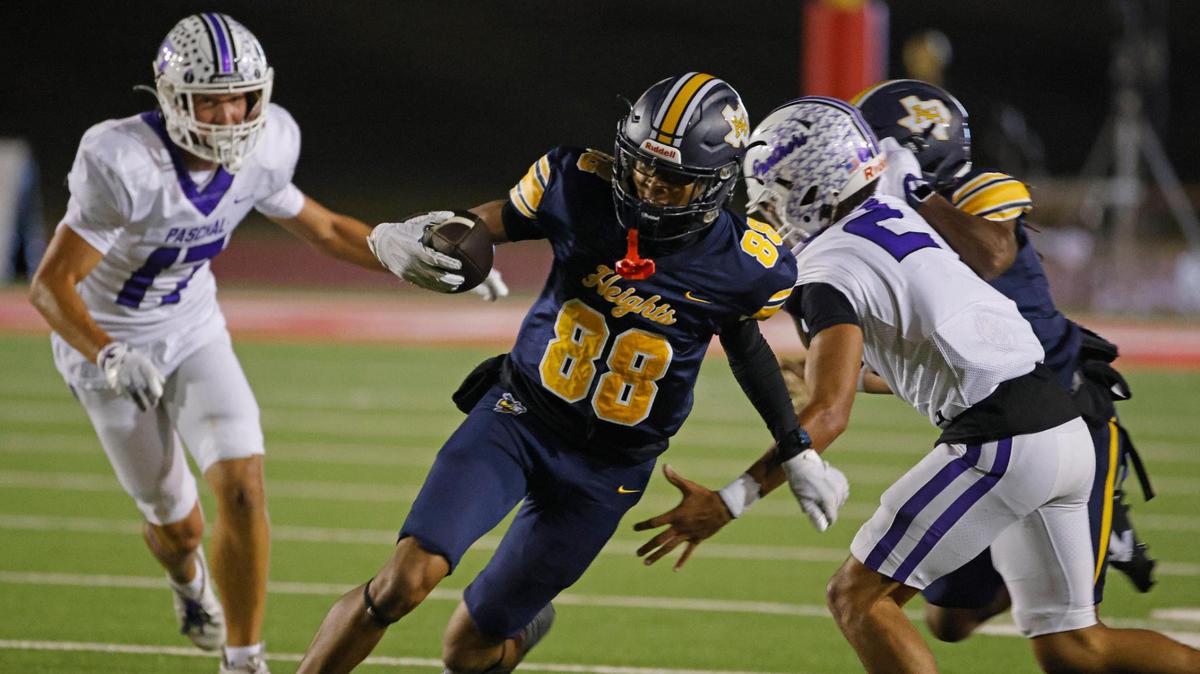Arlington Heights wide receiver Antonio Johnson (88) brings the ball up the middle during the Battle of the Bonfire UIL District 4-5A D1 football game at Farrington Field in Fort Worth, Texas, Friday, Nov. 08, 2024.