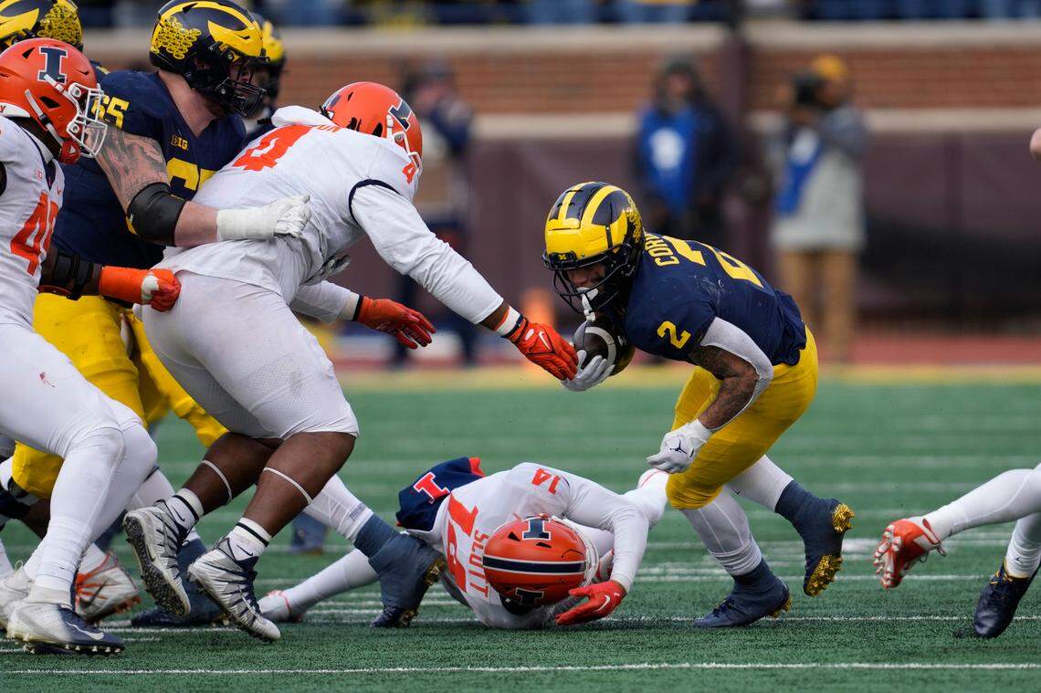 Michigan running back Blake Corum (2) runs against the Illinois before suffering a knee injury later in the game.